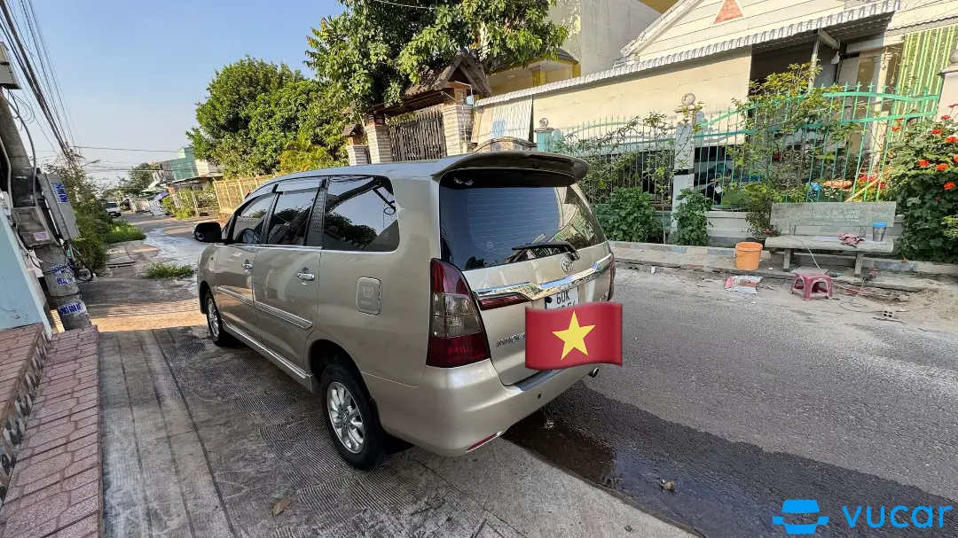 Toyota Innova 2.0 MT 2014 - Nội thất 8