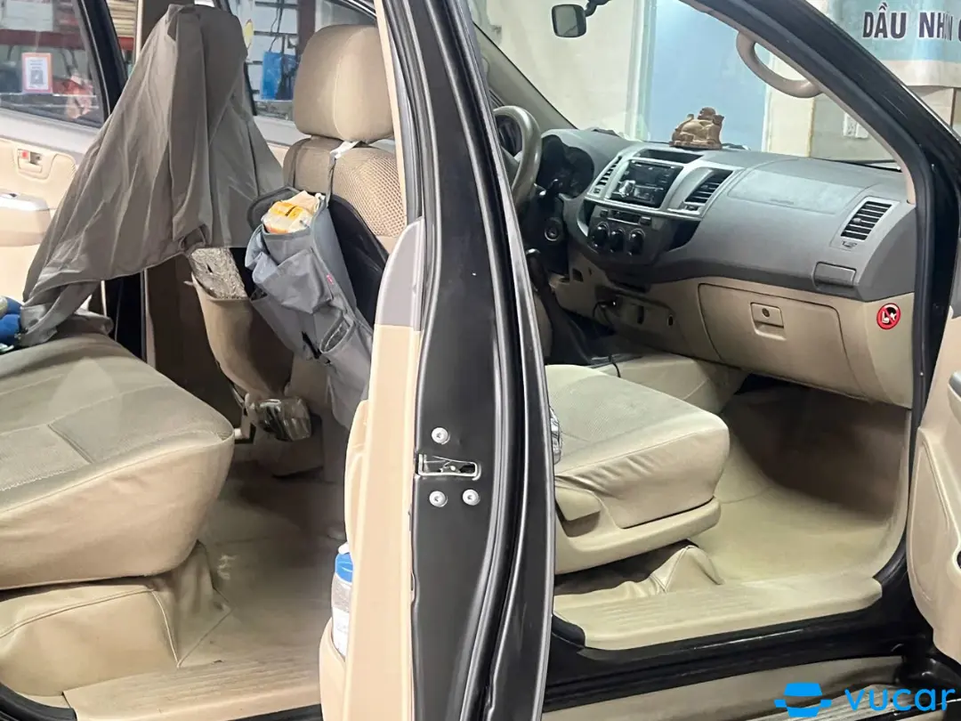 Toyota Hilux 2.5E 4x2 MT 2013 - Nội thất 2