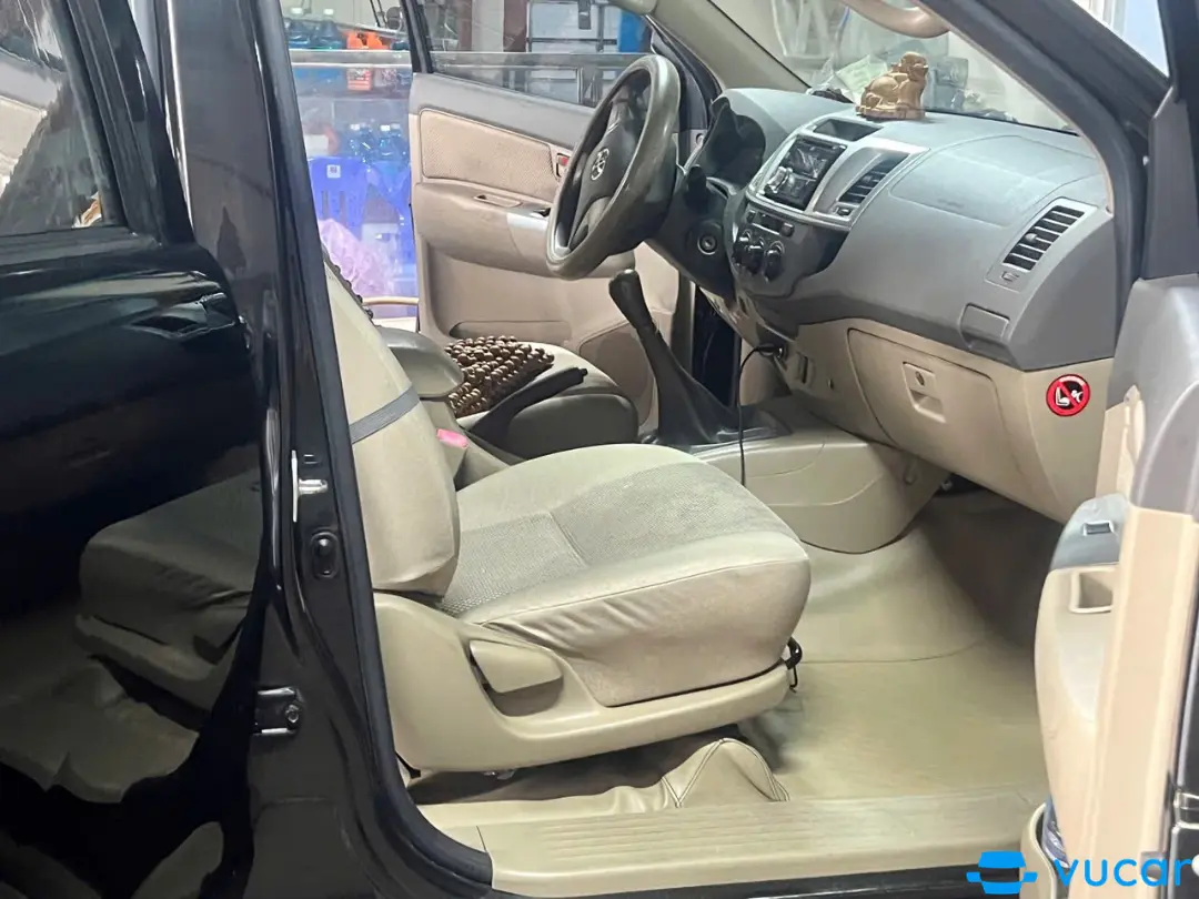 Toyota Hilux 2.5E 4x2 MT 2013 - Nội thất 1