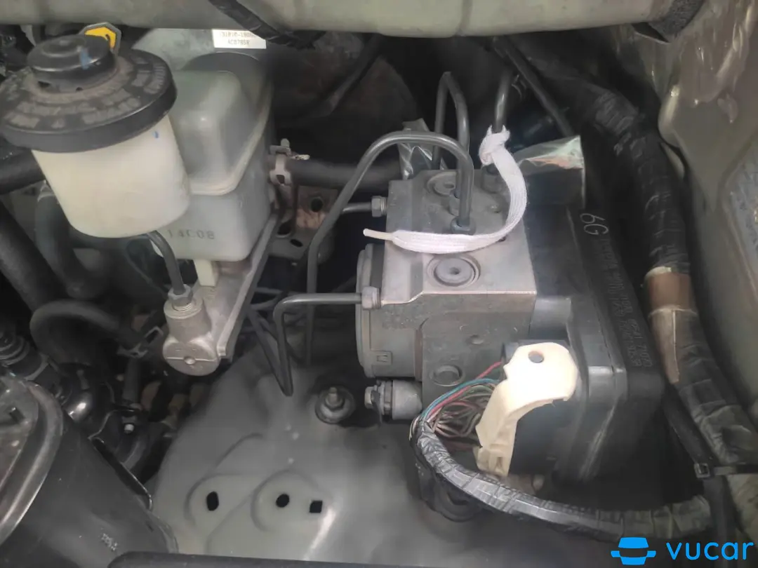 Toyota Innova 2.0E 2014 - Khoang động cơ 1