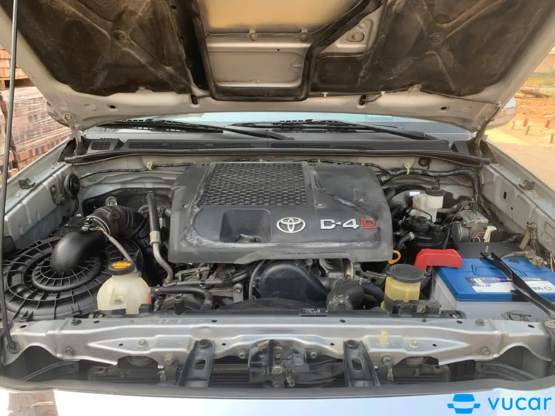 Toyota Hilux 2.5E 4x2 MT 2014 - Khoang động cơ 2