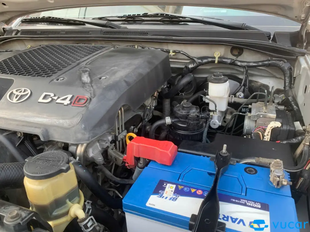 Toyota Hilux 2.5E 4x2 MT 2014 - Khoang động cơ 1