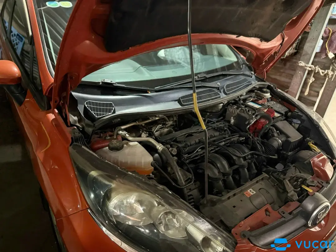 Ford Fiesta 1.4 MT 2011 - Khoang động cơ 1