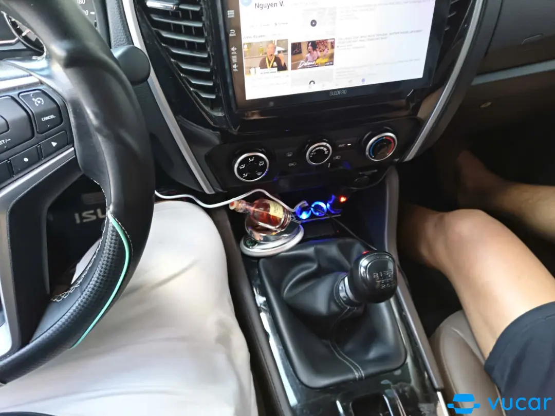 Isuzu MU-X B7 1.9 4x2 MT 2022 - Nội thất 2