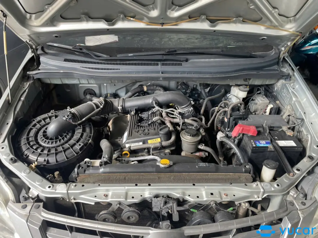 Toyota Innova 2.0E 2014 - Khoang động cơ 2
