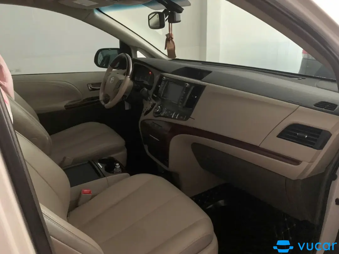 Toyota Sienna Limited 3.5 2010 - Nội thất 1