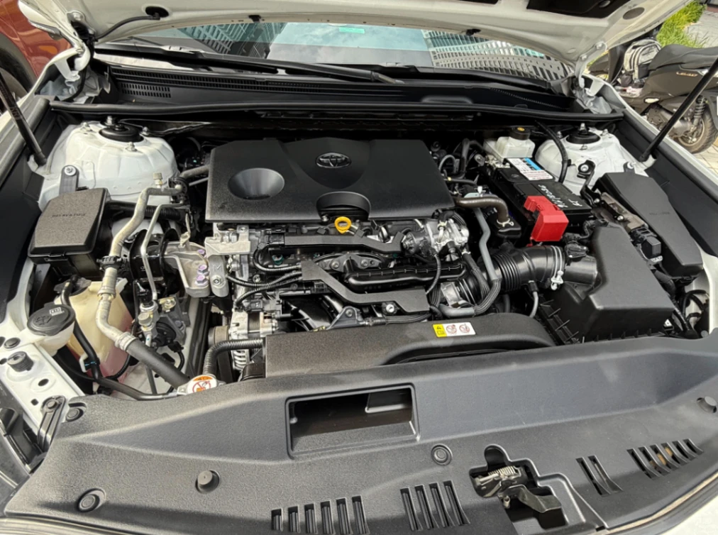 Toyota Camry 2.0Q 2022 - Khoang động cơ 1