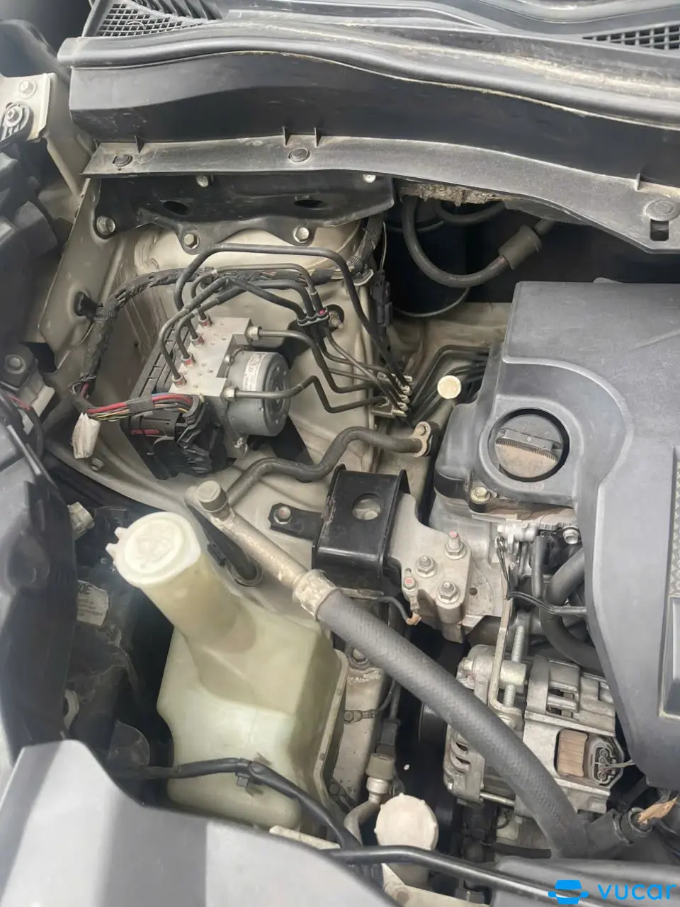 Ford Focus Trend 1.6 AT 2014 - Khoang động cơ 1