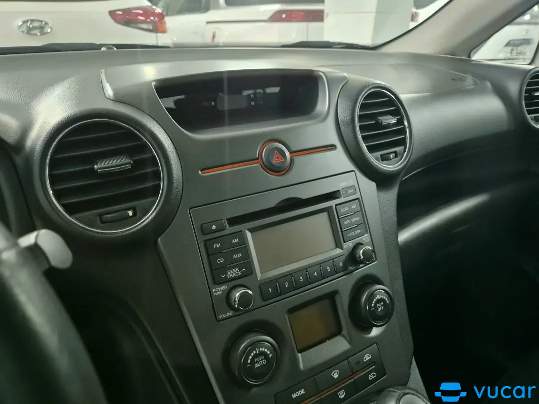 Kia Carens 2.0 MT 2011 - Nội thất 1