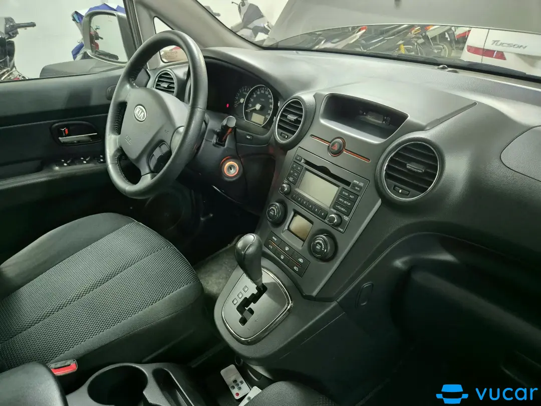 Kia Carens 2.0 MT 2011 - Nội thất 2