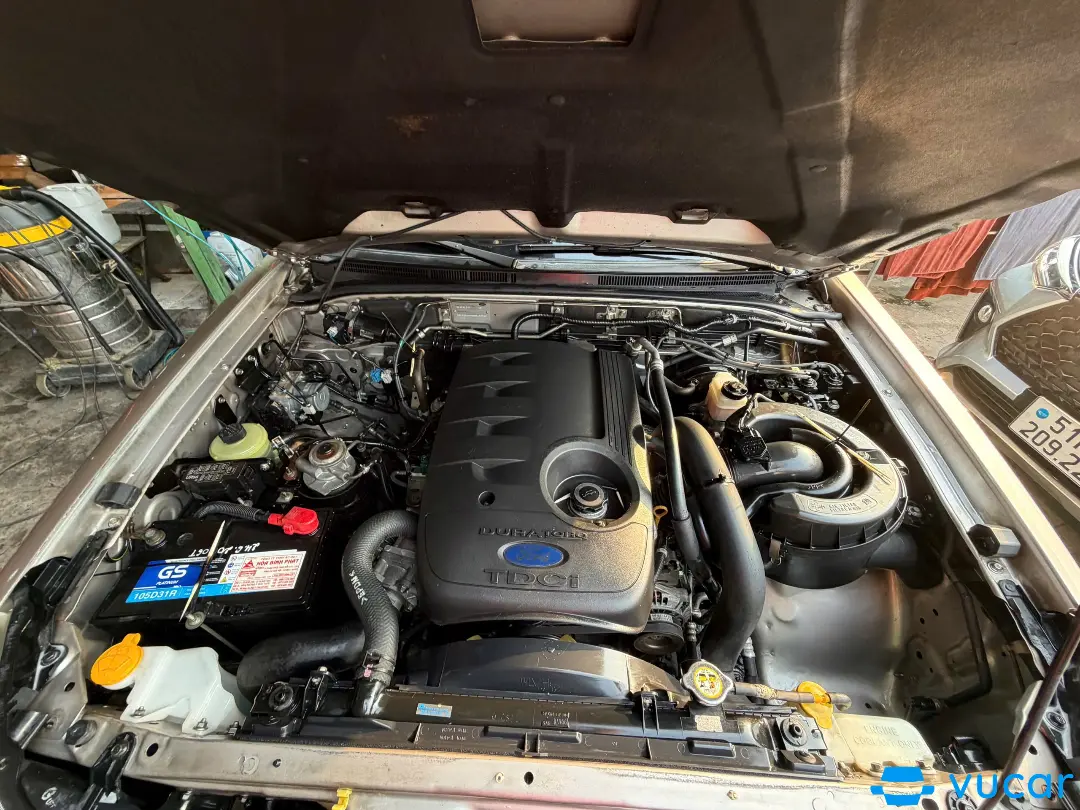 Ford Everest 2.5L 4x2 MT 2011 - Khoang động cơ 4