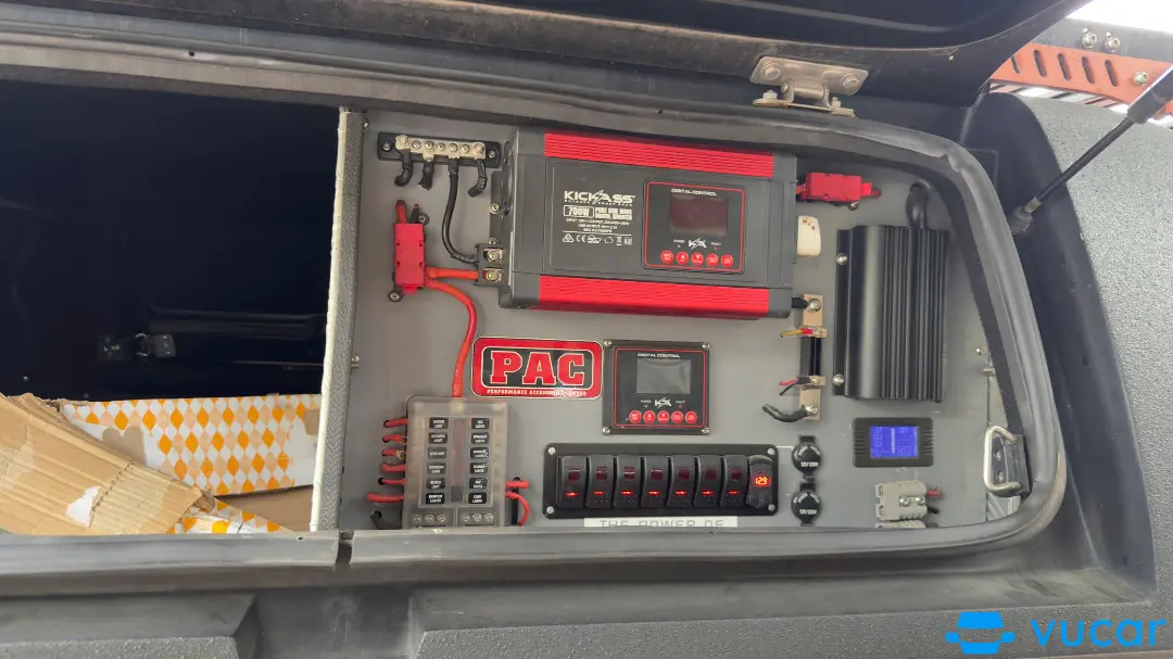 Toyota Hilux 2.8L 4x4 AT 2021 - Nội thất 1