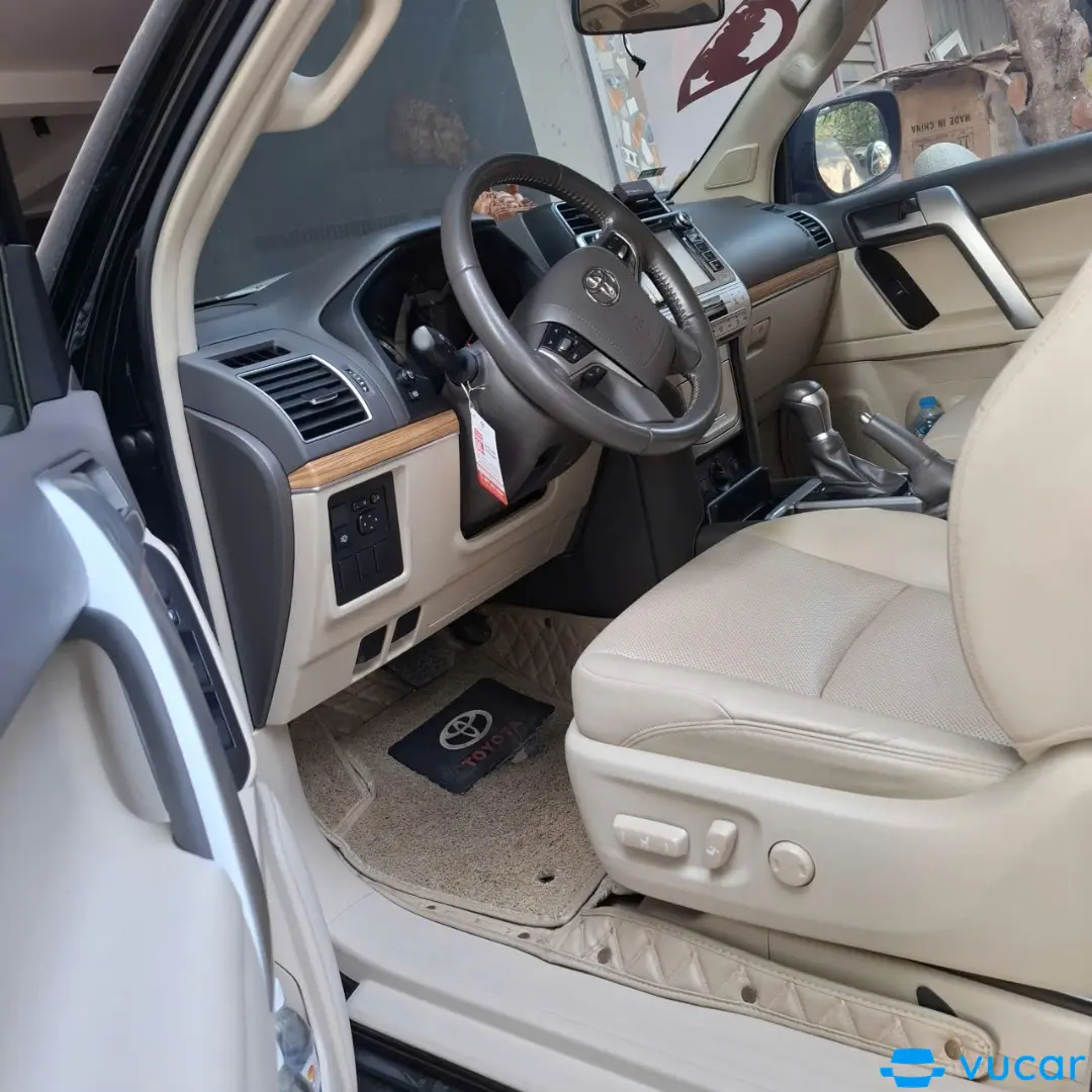 Toyota Land Cruiser Prado 2019 - Nội thất 12