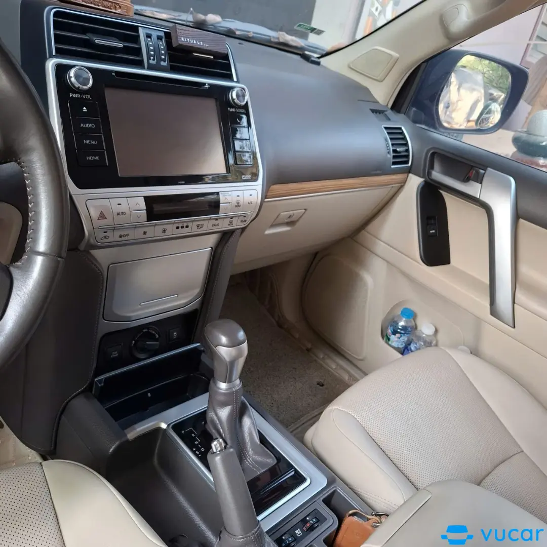 Toyota Land Cruiser Prado 2019 - Nội thất 10