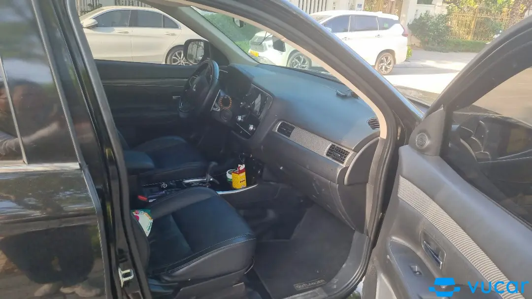 Mitsubishi Outlander Premium 2.0 CVT 2021 - Nội thất 1