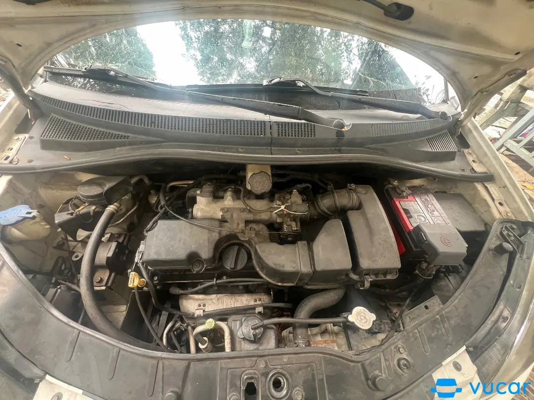 Kia Morning 1.0 LX MT 2012 - Khoang động cơ 1