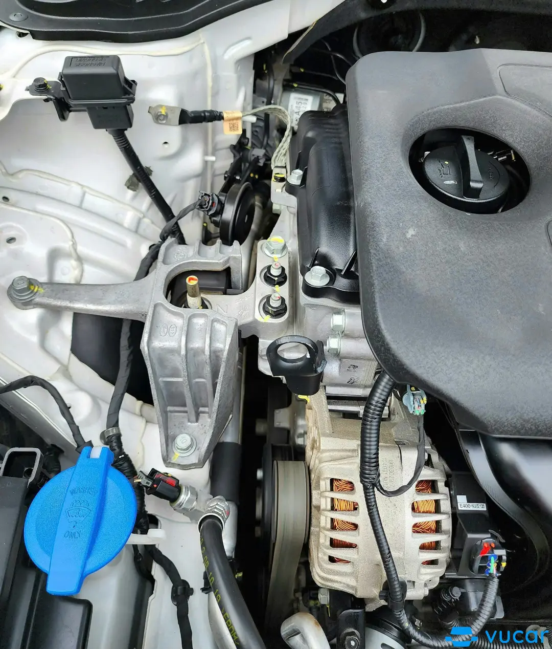 Hyundai Elantra 2.0 AT 2020 - Khoang động cơ 2
