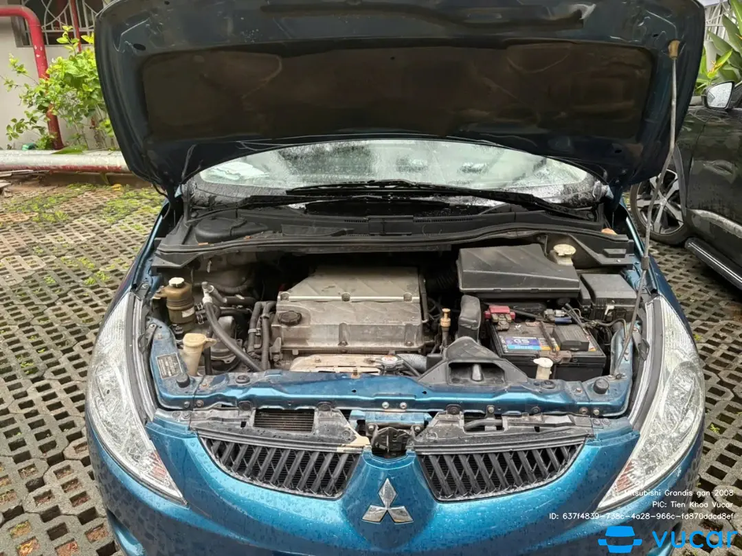 Mitsubishi Grandis gần 2008 - Khoang động cơ 1