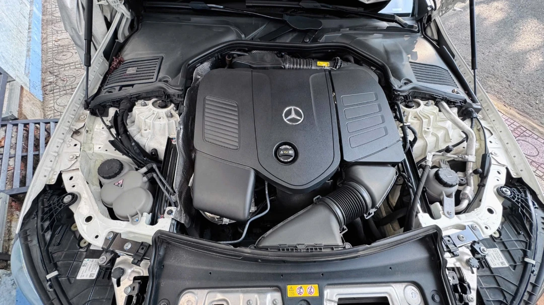 Mercedes C class C200 Avantgarde 2022 - Khoang động cơ 1