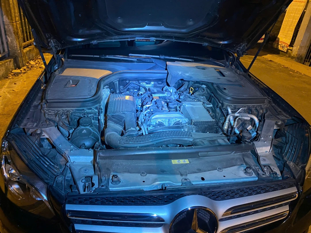 Mercedes Glc 250 4Matic 2017 - Khoang động cơ 1