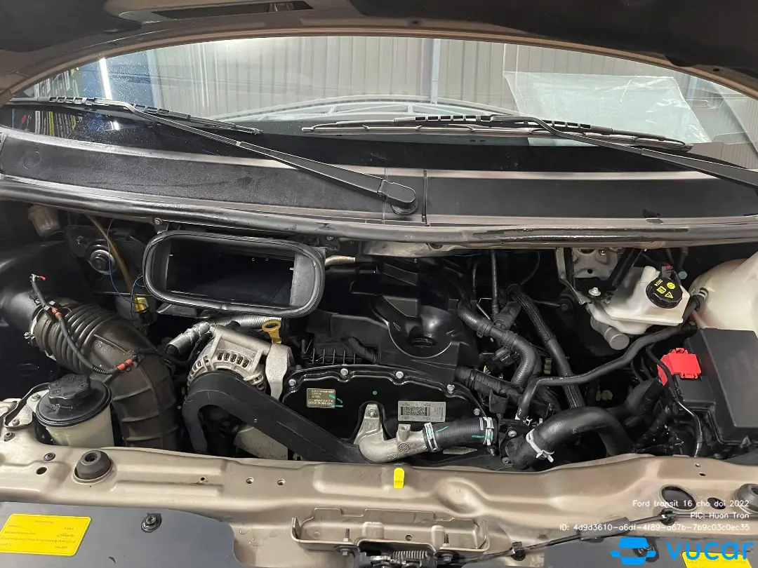 Ford transit 16 chổ doi 2022 - Khoang động cơ 1