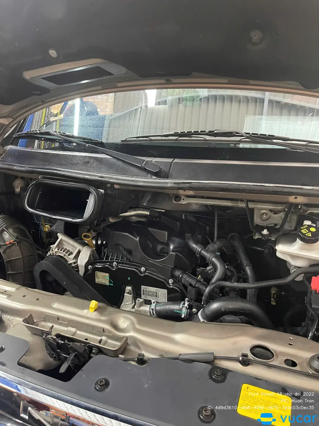 Ford transit 16 chổ doi 2022 - Khoang động cơ 2