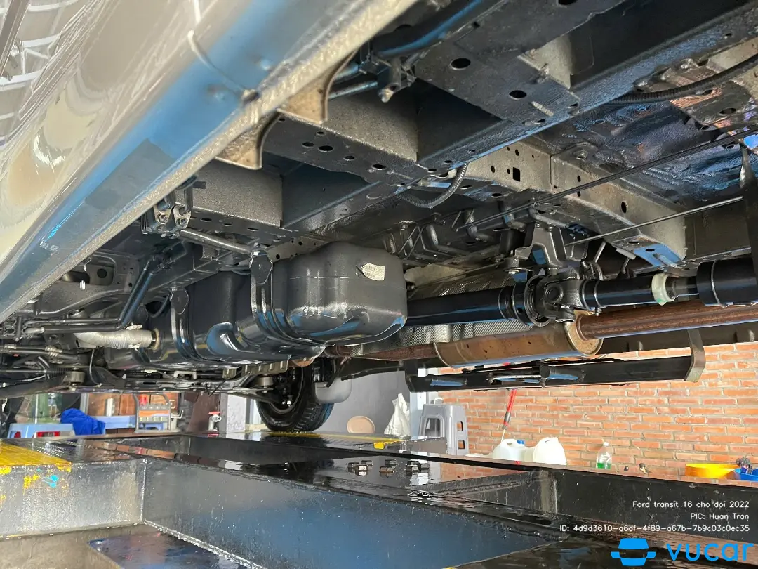 Ford transit 16 chổ doi 2022 - Khoang động cơ 4