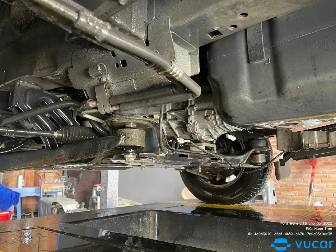 Ford transit 16 chổ doi 2022 - Khoang động cơ 10
