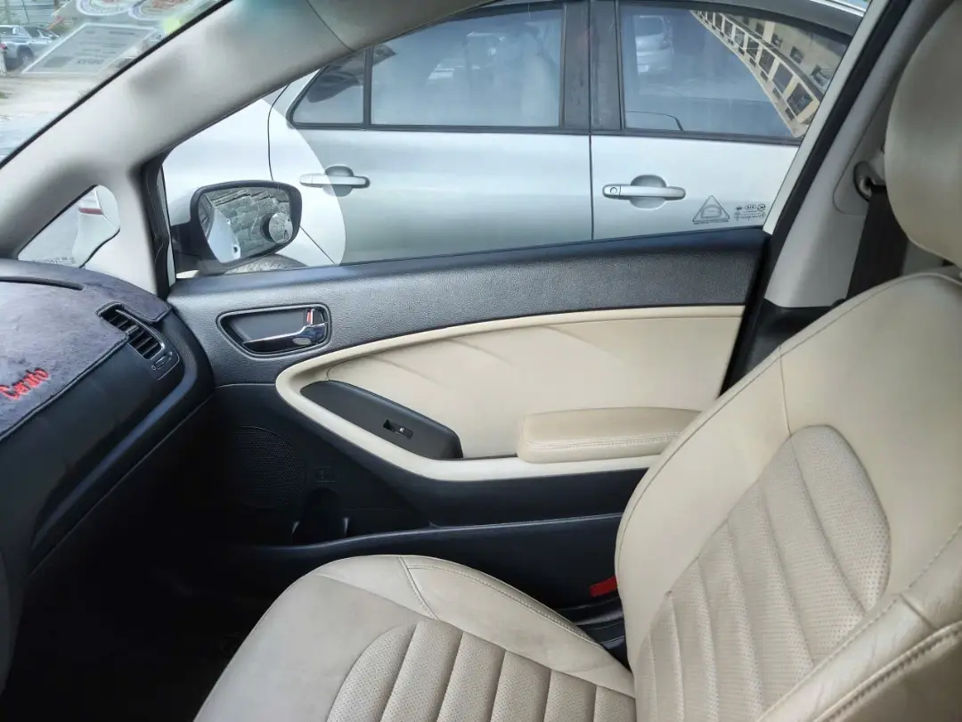 Kia Cerato 1.6 AT Deluxe 2018 - Nội thất 3
