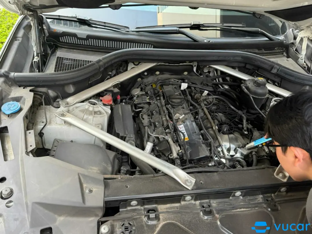 BMW X5 xDrive40i M Sport 2022 - Khoang động cơ 1