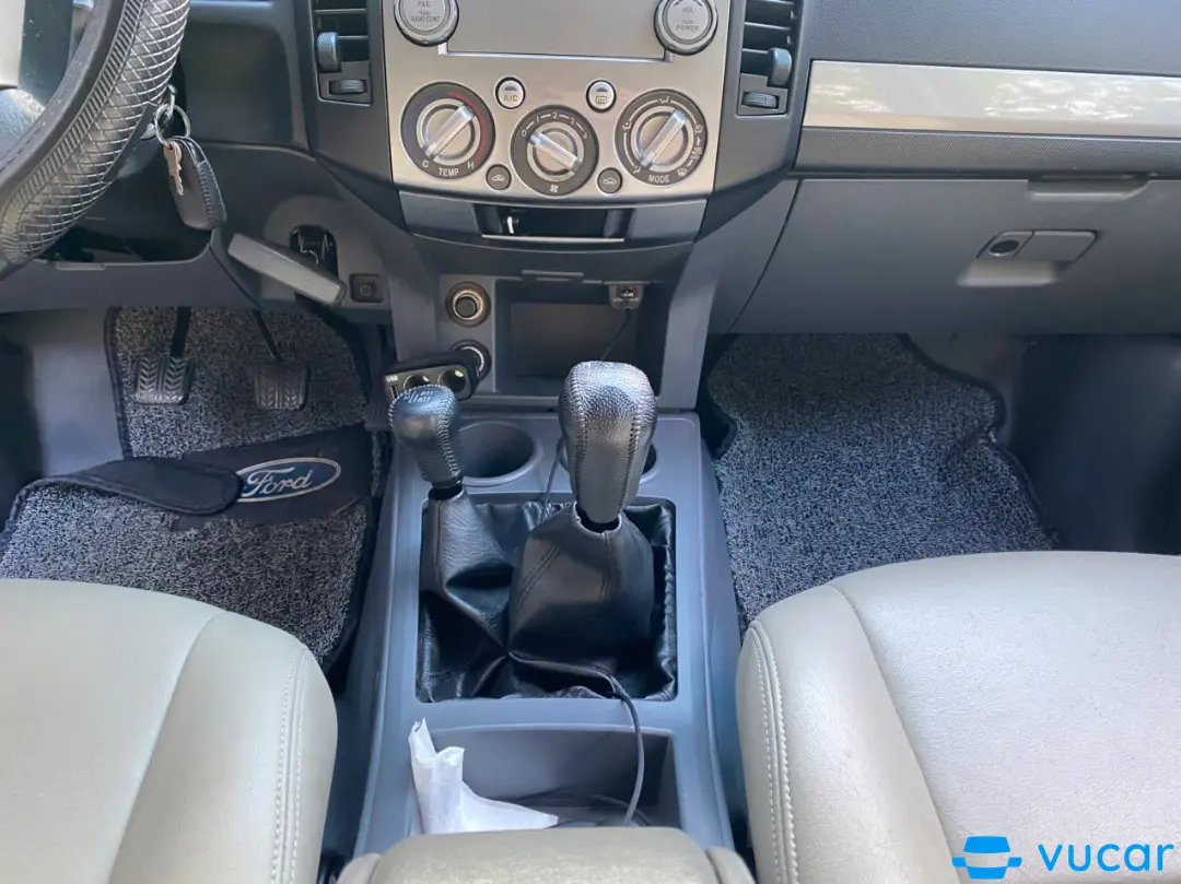 Ford Everest 2.5L 4x4 MT 2013 - Nội thất 4
