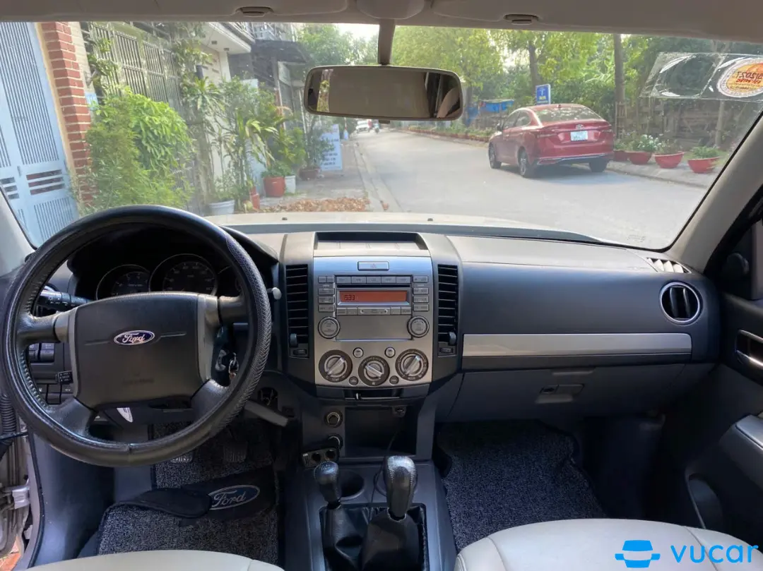 Ford Everest 2.5L 4x4 MT 2013 - Nội thất 2