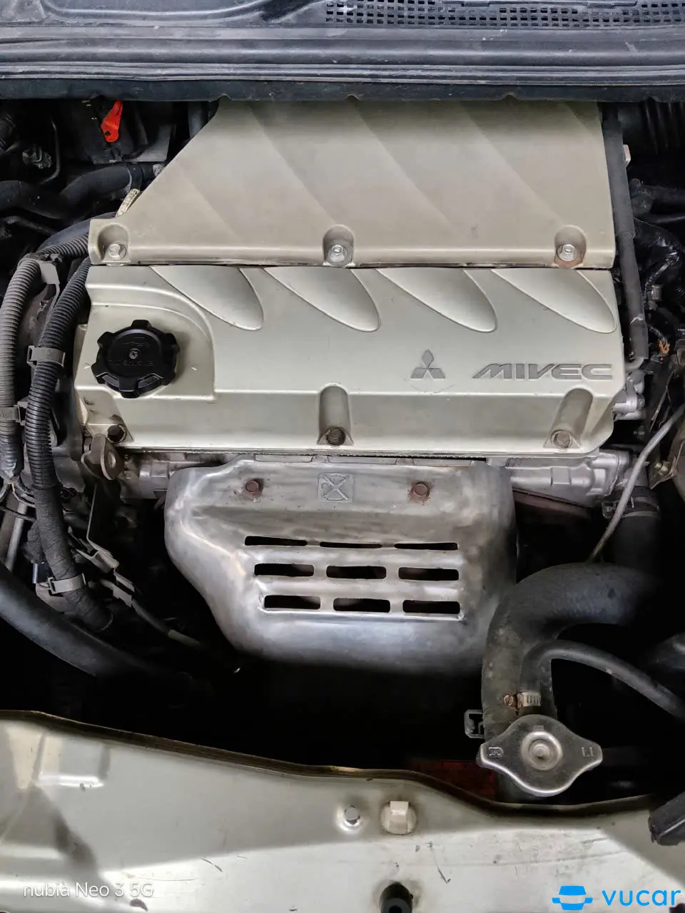 Mitsubishi Grandis 2.4 AT 2006 - Khoang động cơ 2