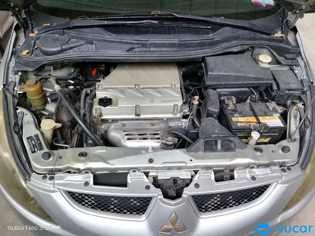 Mitsubishi Grandis 2.4 AT 2006 - Khoang động cơ 1