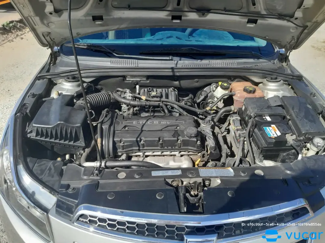 Chevrolet Cruze LS 1.6 MT 2011 - Khoang động cơ 1