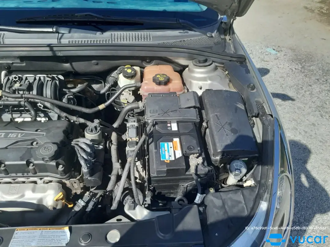 Chevrolet Cruze LS 1.6 MT 2011 - Khoang động cơ 2