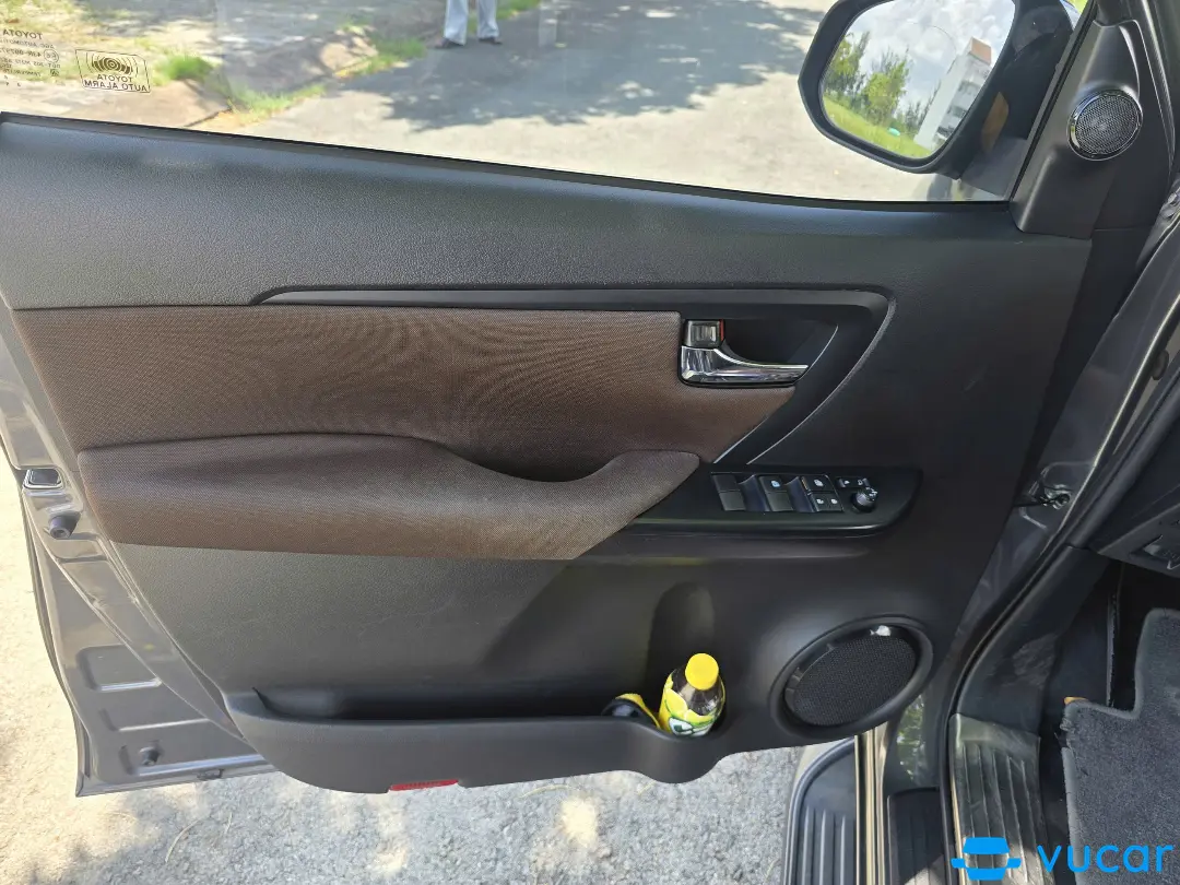 Toyota Fortuner 2.4G 4x2 MT 2018 - Nội thất 1