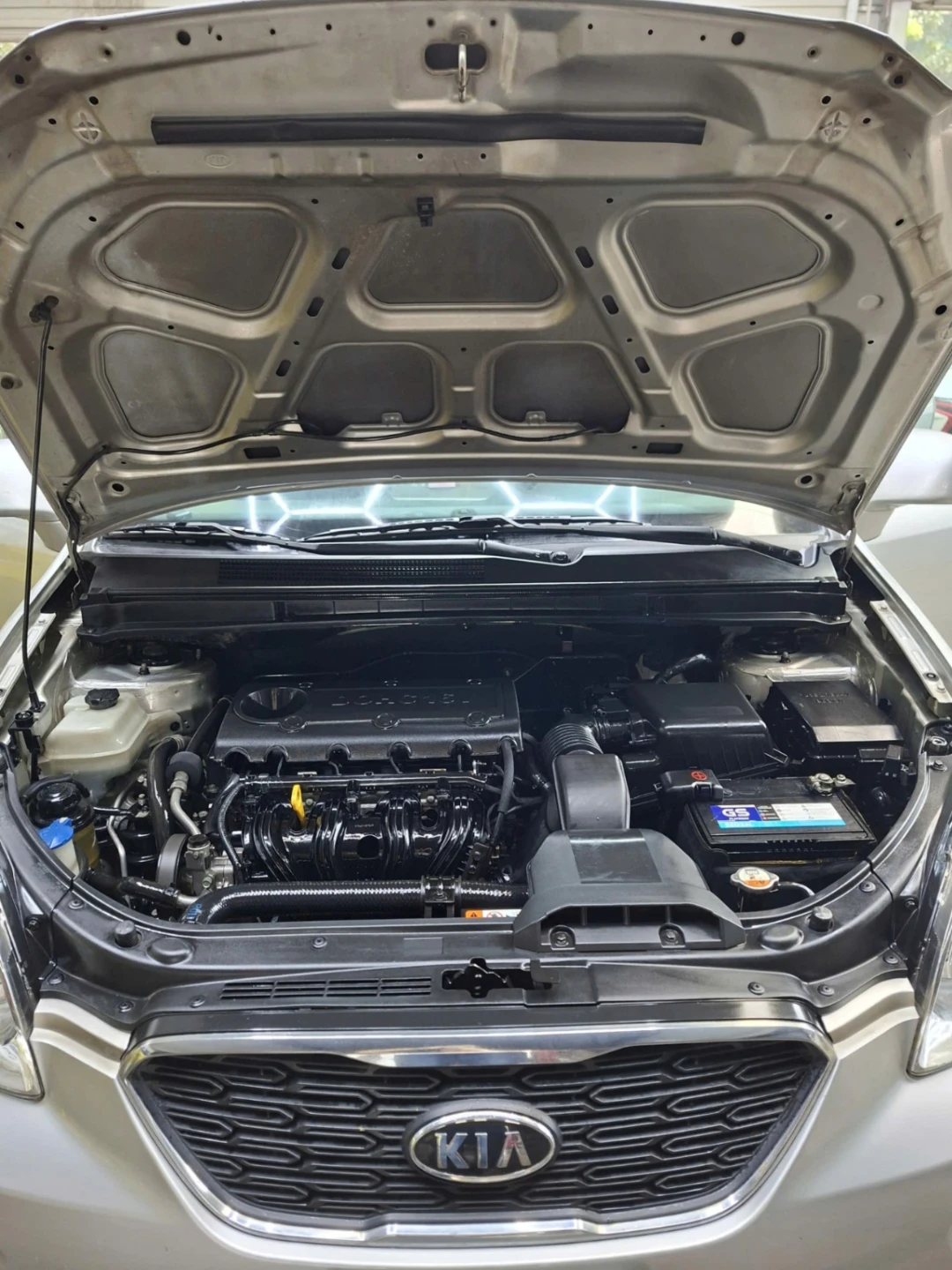 Kia Carens 2.0 MT 2016 - Khoang động cơ 1