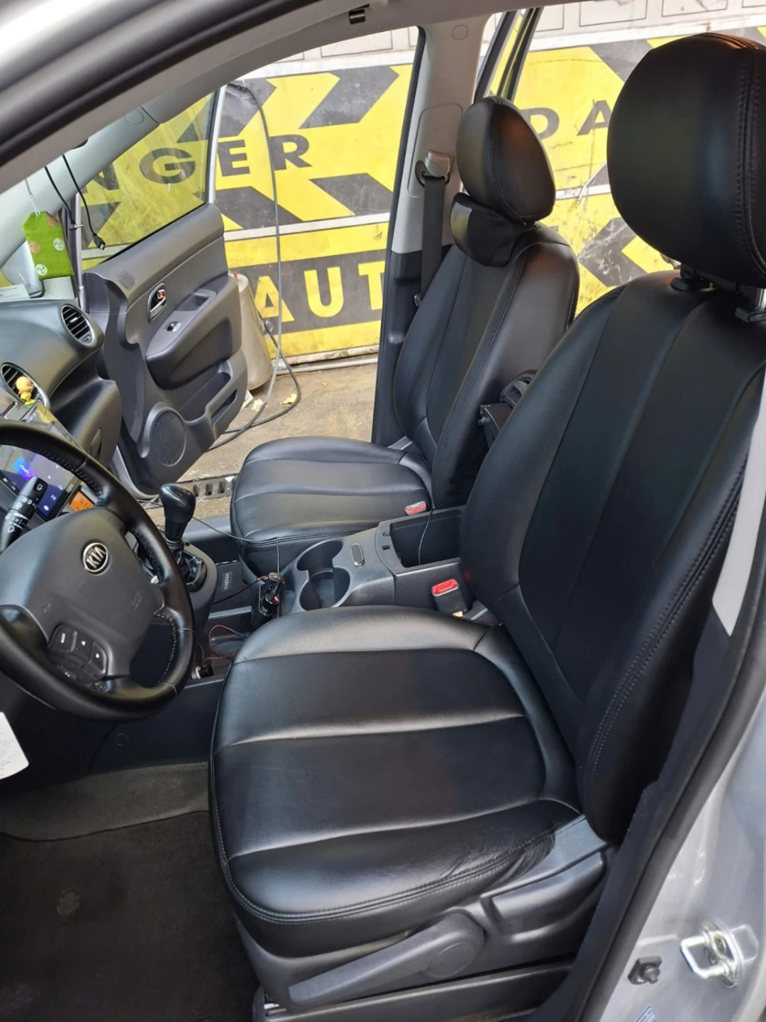 Kia Carens 2.0 MT 2016 - Nội thất 1