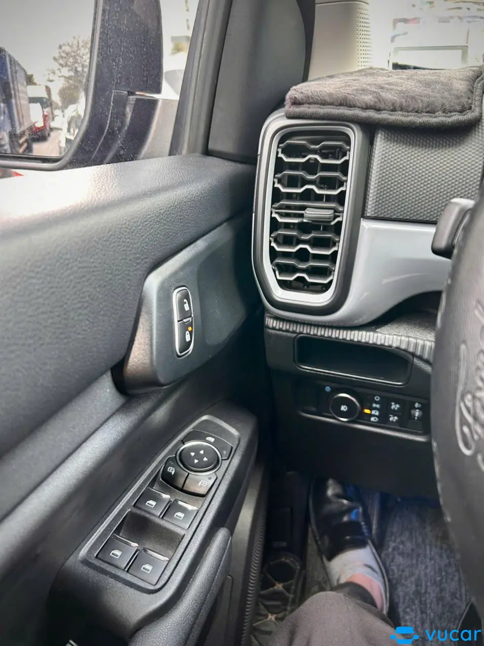 Ford Ranger XLS 4x4 2024 - Nội thất 8