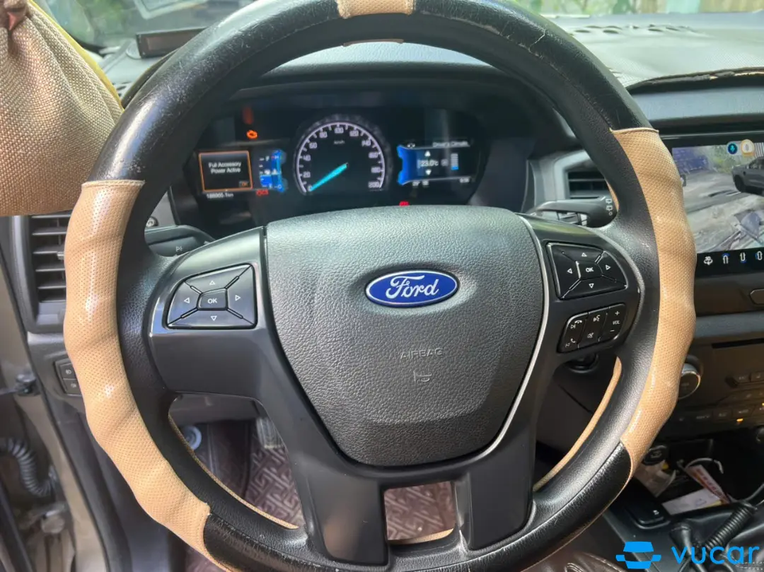 Ford Everest Ambiente 2.0 4x2 MT 2019 - Nội thất 3