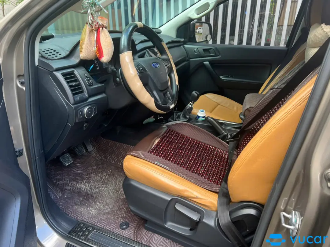 Ford Everest Ambiente 2.0 4x2 MT 2019 - Nội thất 2