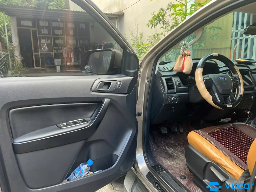 Ford Everest Ambiente 2.0 4x2 MT 2019 - Nội thất 4
