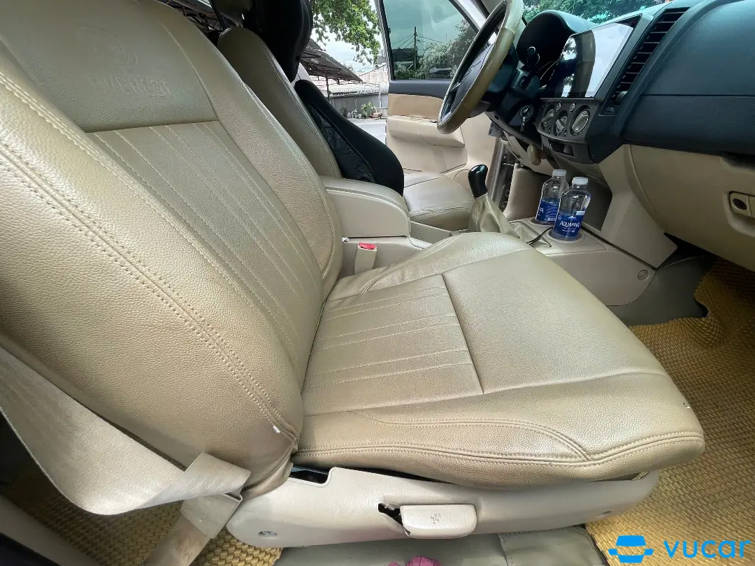 Ford Everest 2.5L 4x2 MT 2012 - Nội thất 2