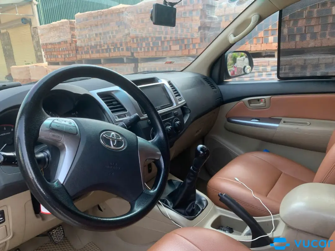 Toyota Hilux 2.5E 4x2 MT 2014 - Nội thất 3