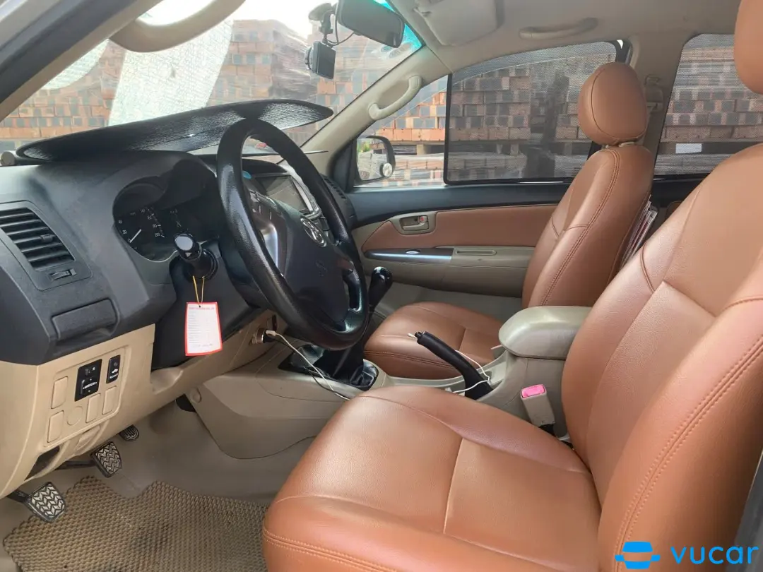 Toyota Hilux 2.5E 4x2 MT 2014 - Nội thất 2