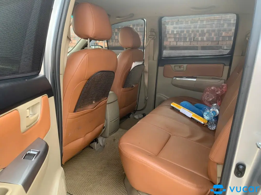 Toyota Hilux 2.5E 4x2 MT 2014 - Nội thất 4