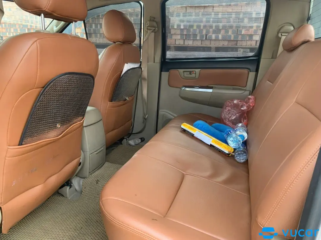 Toyota Hilux 2.5E 4x2 MT 2014 - Nội thất 1