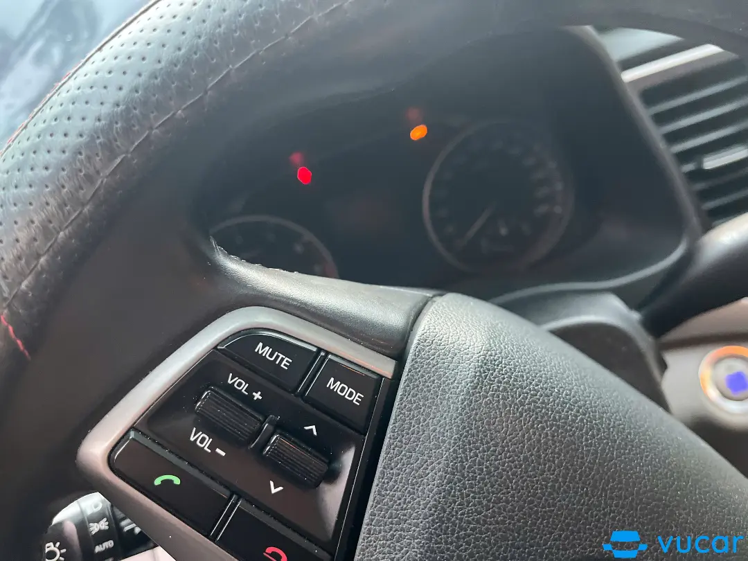 Hyundai Elantra 1.6 MT 2017 - Nội thất 1