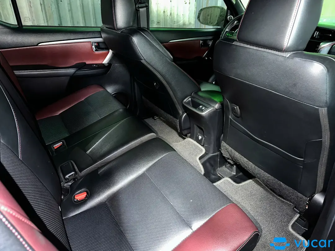 Toyota Fortuner 2.4G 4x2 AT Legender 2021 - Nội thất 3